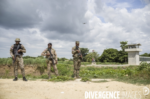 Frontiere entre haiti et la republique dominicaine, separee par un mur.
