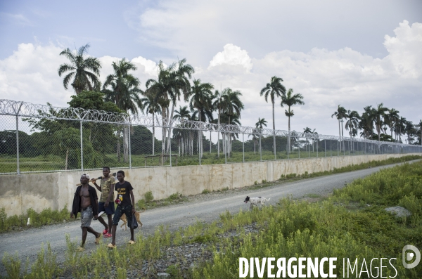Frontiere entre haiti et la republique dominicaine, separee par un mur.