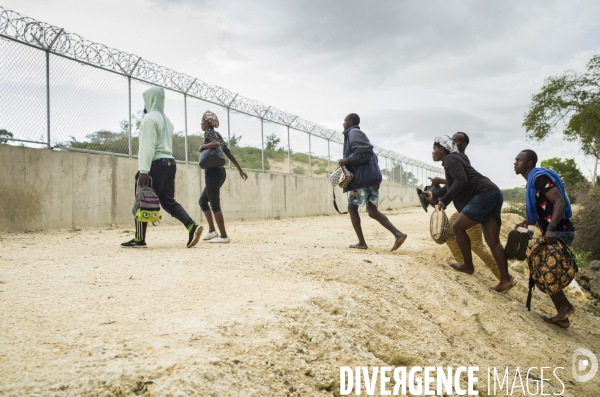 Frontiere entre haiti et la republique dominicaine, separee par un mur.