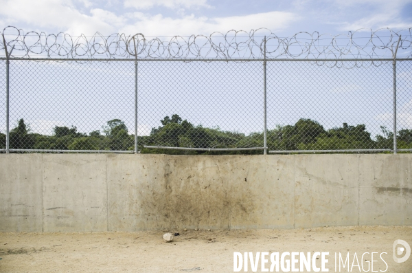 Frontiere entre haiti et la republique dominicaine, separee par un mur.