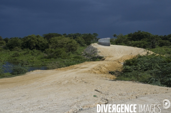 Frontiere entre haiti et la republique dominicaine, separee par un mur.