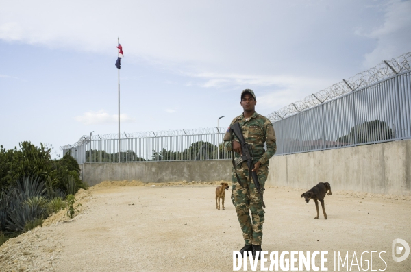 Frontiere entre haiti et la republique dominicaine, separee par un mur.