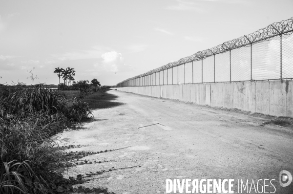 Frontiere entre haiti et la republique dominicaine, separee par un mur.