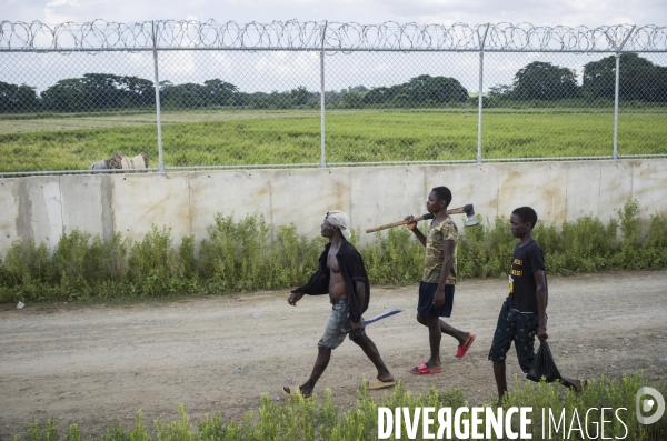 Frontiere entre haiti et la republique dominicaine, separee par un mur.