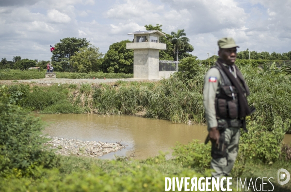 Frontiere entre haiti et la republique dominicaine, separee par un mur.
