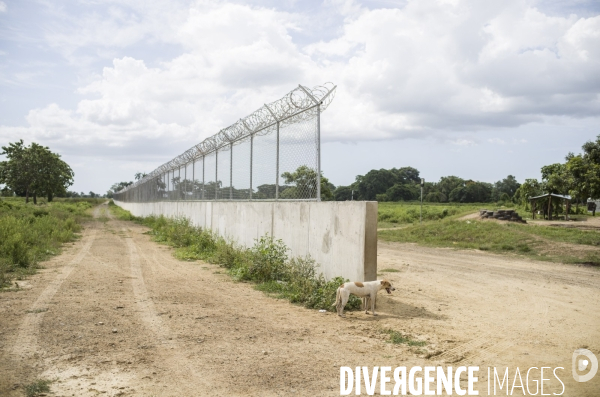 Frontiere entre haiti et la republique dominicaine, separee par un mur.