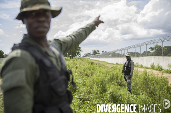Frontiere entre haiti et la republique dominicaine, separee par un mur.
