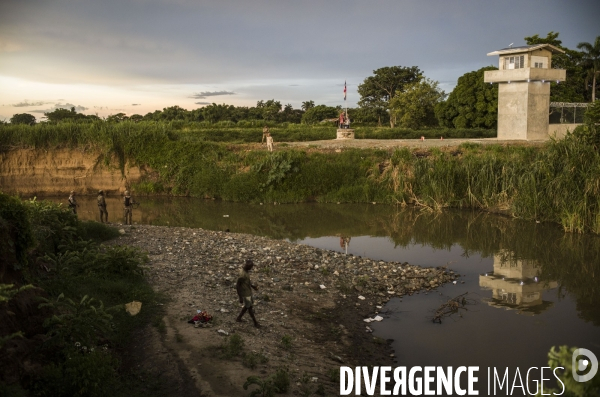 Frontiere entre haiti et la republique dominicaine, separee par un mur.