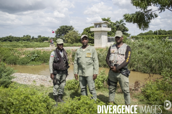 Frontiere entre haiti et la republique dominicaine, separee par un mur.