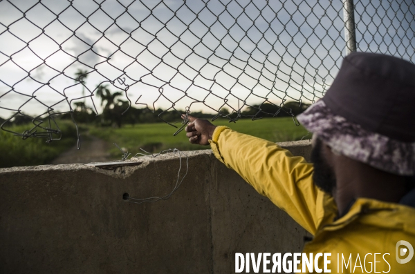 Frontiere entre haiti et la republique dominicaine, separee par un mur.