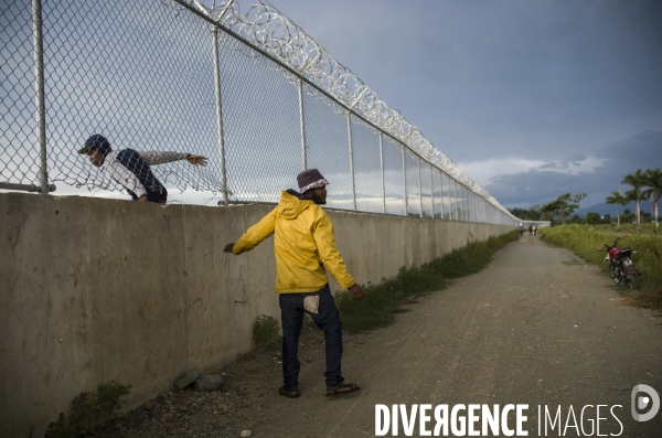Frontiere entre haiti et la republique dominicaine, separee par un mur.
