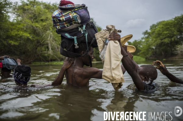 Des haitiens franchissent illegalement la frontiere avec la republique dominicaine.
