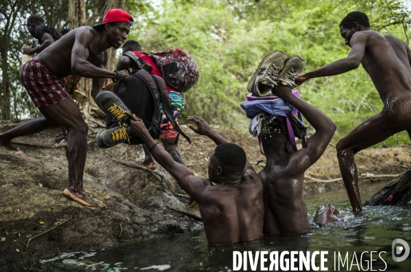 Des haitiens franchissent illegalement la frontiere avec la republique dominicaine.
