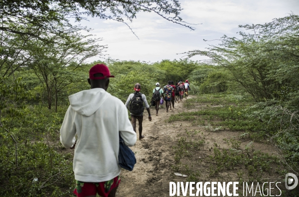 Des haitiens franchissent illegalement la frontiere avec la republique dominicaine.