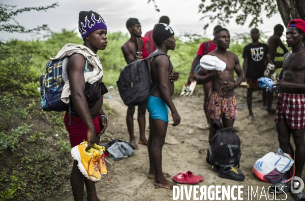 Des haitiens franchissent illegalement la frontiere avec la republique dominicaine.