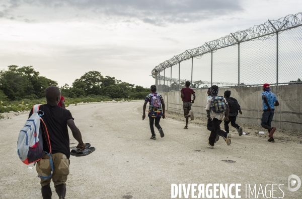 Des haitiens franchissent illegalement la frontiere avec la republique dominicaine.