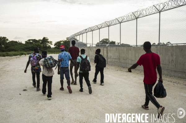 Des haitiens franchissent illegalement la frontiere avec la republique dominicaine.
