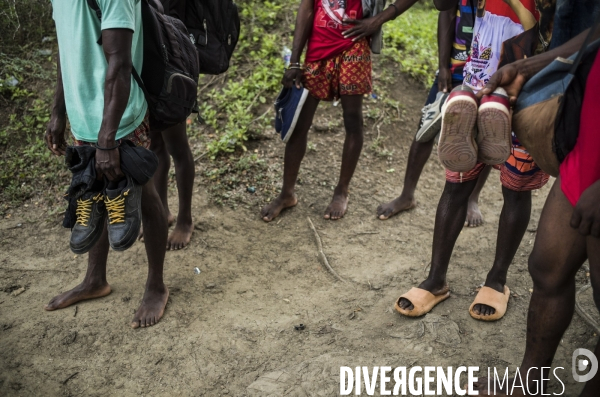 Des haitiens franchissent illegalement la frontiere avec la republique dominicaine.