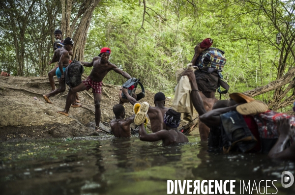Des haitiens franchissent illegalement la frontiere avec la republique dominicaine.