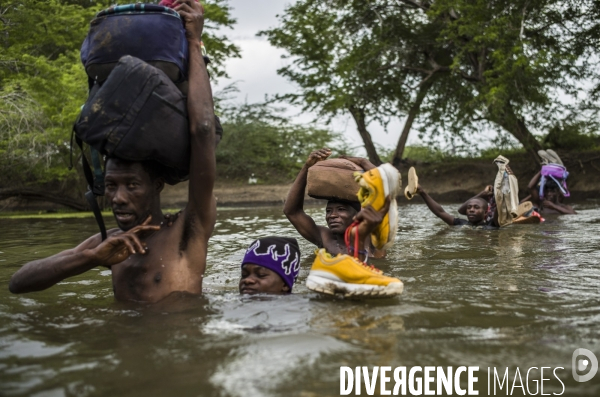 Des haitiens franchissent illegalement la frontiere avec la republique dominicaine.