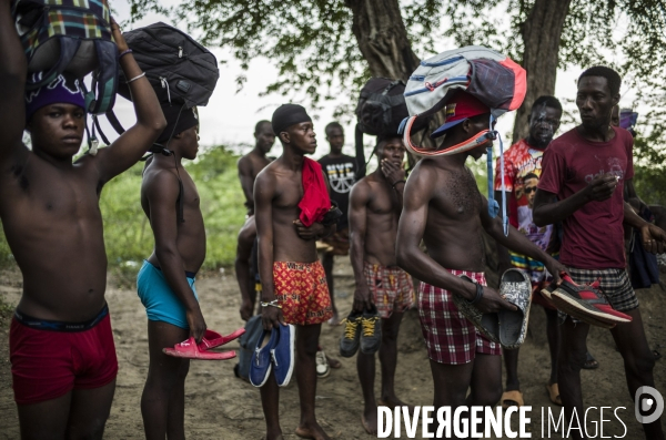 Des haitiens franchissent illegalement la frontiere avec la republique dominicaine.