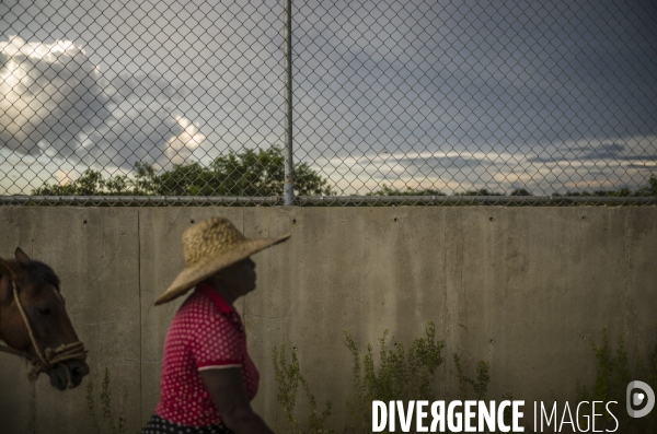 Frontiere entre haiti et la republique dominicaine, separee par un mur.