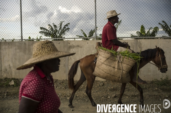 Frontiere entre haiti et la republique dominicaine, separee par un mur.