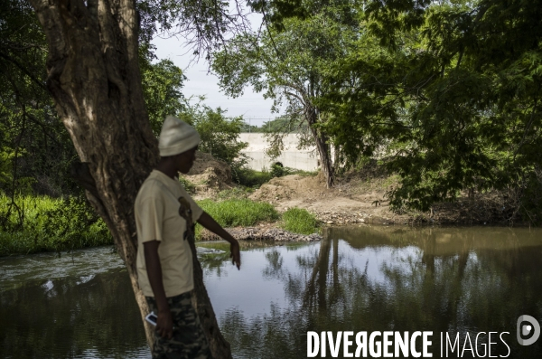 Des haitiens franchissent illegalement la frontiere avec la republique dominicaine.