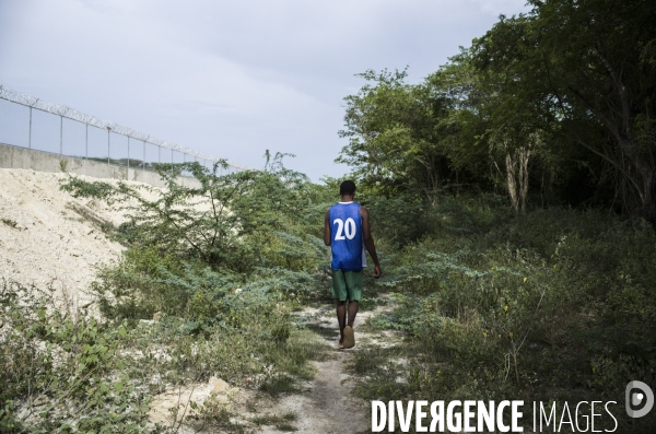 Des haitiens franchissent illegalement la frontiere avec la republique dominicaine.