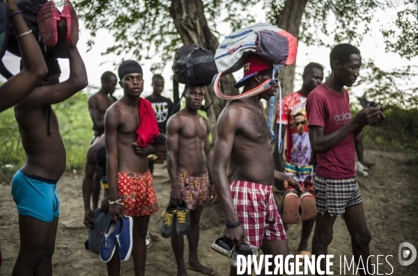 Des haitiens franchissent illegalement la frontiere avec la republique dominicaine.