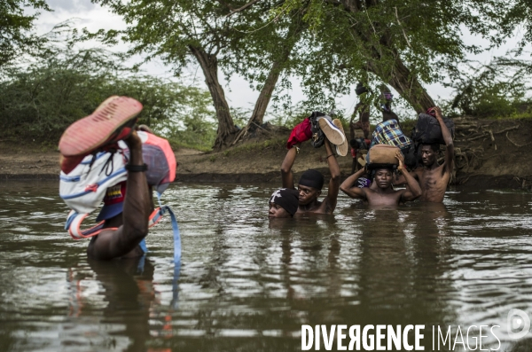 Des haitiens franchissent illegalement la frontiere avec la republique dominicaine.