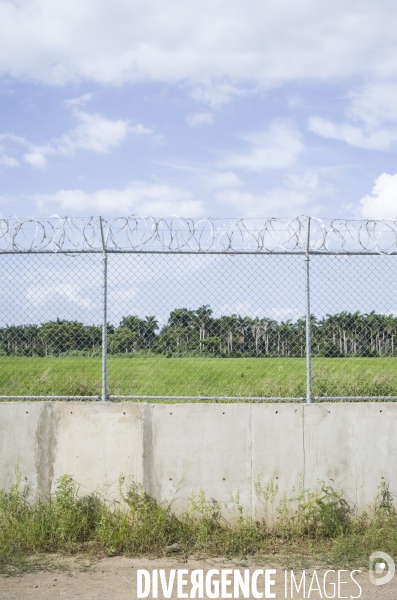 Frontiere entre haiti et la republique dominicaine, separee par un mur.