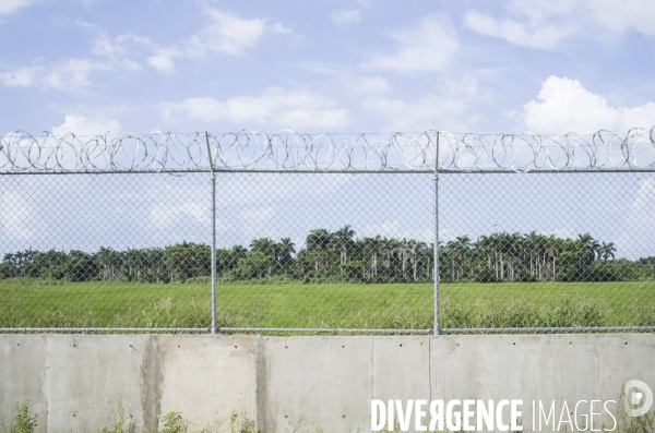 Frontiere entre haiti et la republique dominicaine, separee par un mur.