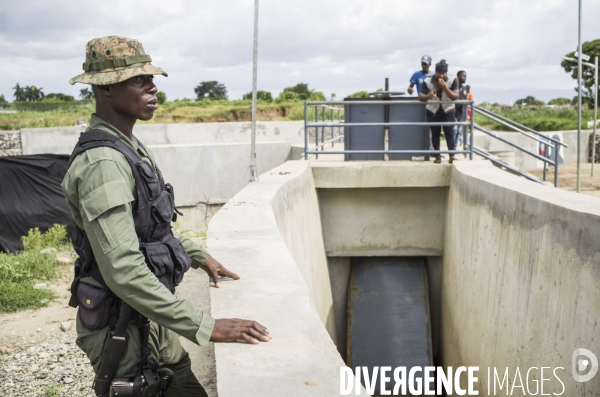 Frontiere entre haiti et la republique dominicaine, separee par un mur.