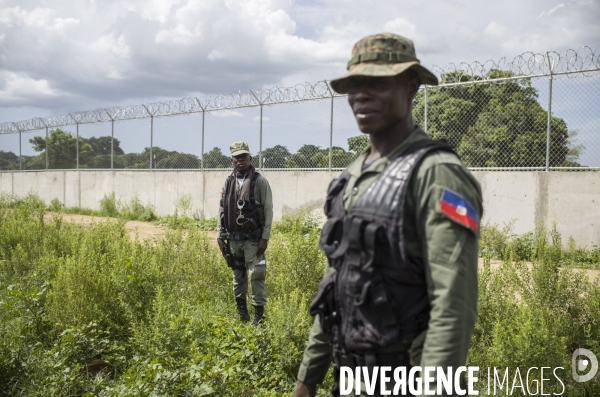 Frontiere entre haiti et la republique dominicaine, separee par un mur.