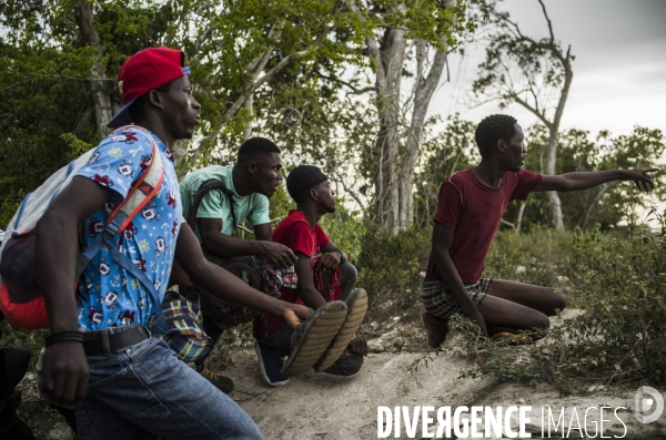 Des haitiens franchissent illegalement la frontiere avec la republique dominicaine.
