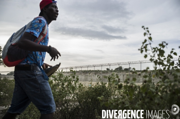 Des haitiens franchissent illegalement la frontiere avec la republique dominicaine.