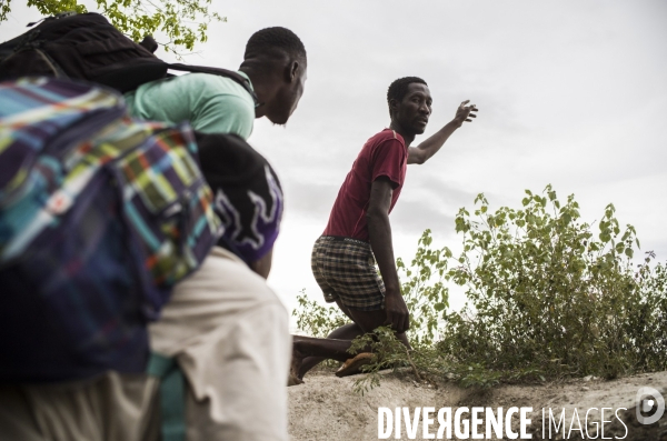 Des haitiens franchissent illegalement la frontiere avec la republique dominicaine.