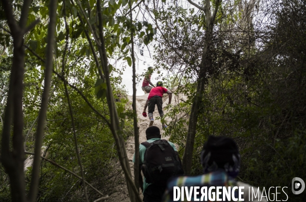 Des haitiens franchissent illegalement la frontiere avec la republique dominicaine.
