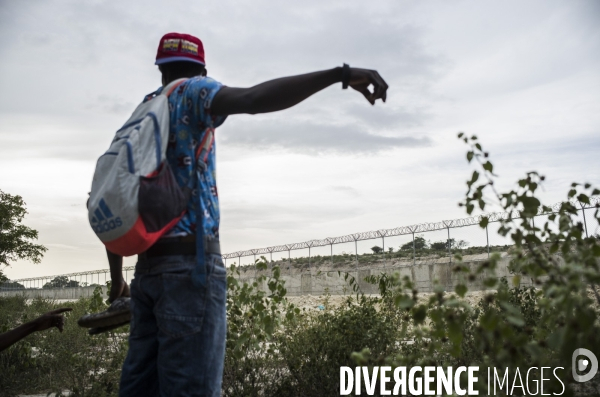 Des haitiens franchissent illegalement la frontiere avec la republique dominicaine.