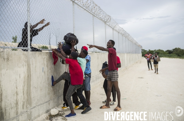 Des haitiens franchissent illegalement la frontiere avec la republique dominicaine.
