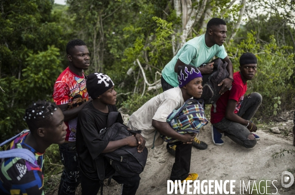 Des haitiens franchissent illegalement la frontiere avec la republique dominicaine.