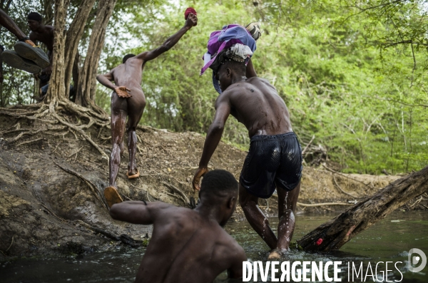 Des haitiens franchissent illegalement la frontiere avec la republique dominicaine.