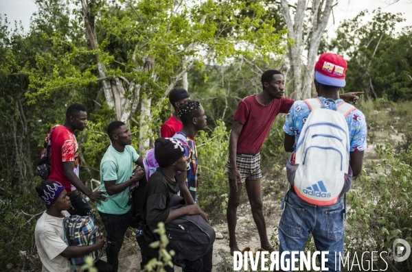 Des haitiens franchissent illegalement la frontiere avec la republique dominicaine.