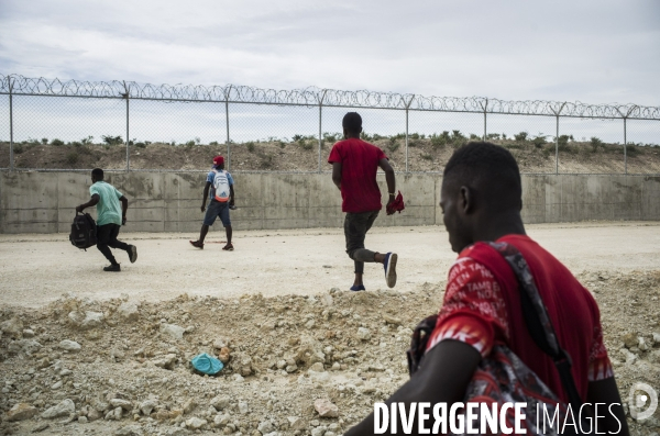 Des haitiens franchissent illegalement la frontiere avec la republique dominicaine.