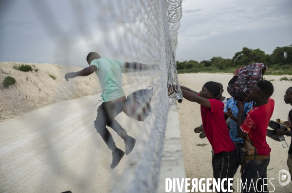 Des haitiens franchissent illegalement la frontiere avec la republique dominicaine.