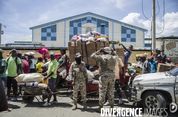 Frontiere entre haiti et la republique dominicaine, separee par un mur.