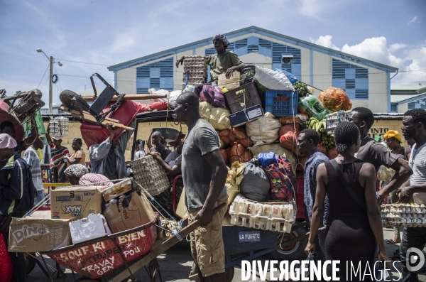 Frontiere entre haiti et la republique dominicaine, separee par un mur.