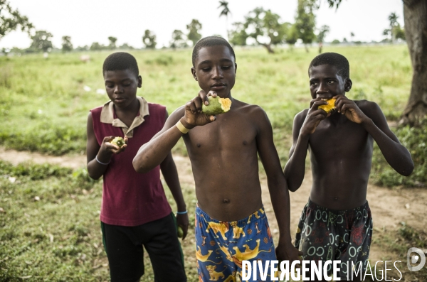 Frontiere entre haiti et la republique dominicaine, separee par un mur.
