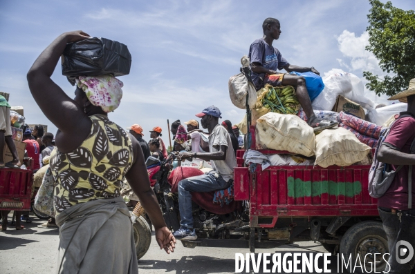 Frontiere entre haiti et la republique dominicaine, separee par un mur.